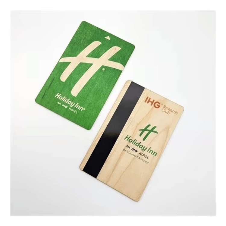 Esta imagem destaca vista frontal em Cartões-presente RFID em bambu personalizados para aplicações de Cartões de madeira.