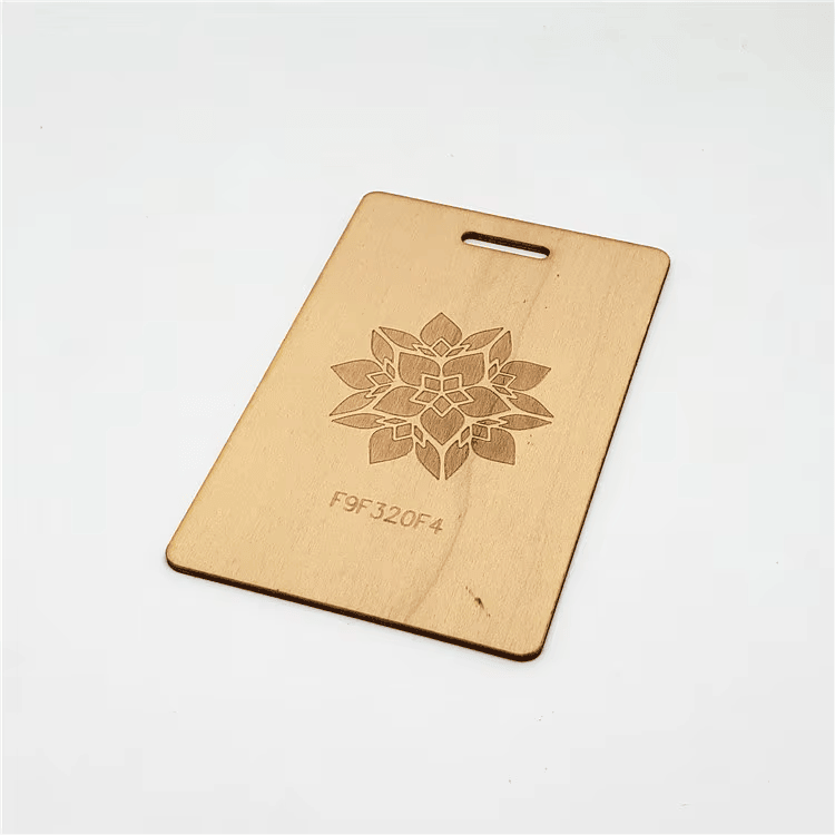 Imagem de Cartões-presente RFID em bambu personalizados com design em formato de carteira para compradores que comparam soluções de Cartões de madeira.