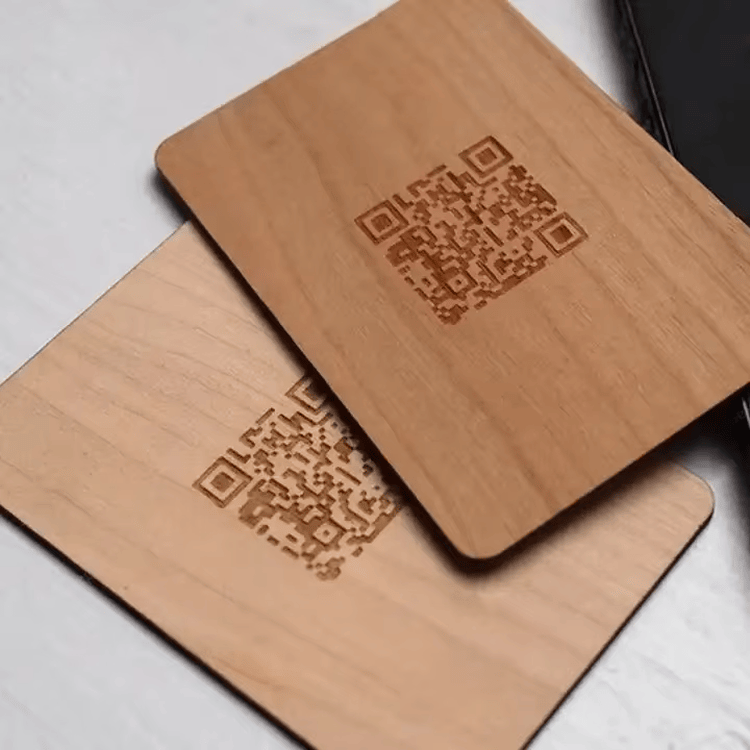 Cartões-presente NFC de madeira em nogueira-preta personalizada em vista frontal para aplicações de Cartões de Madeira.
