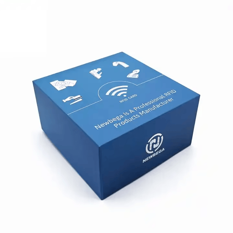 Cartões-presente NFC de madeira em nogueira-preta personalizados com design em formato de carteira para soluções Cartões de madeira.