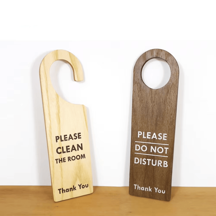 Cabides de Porta em Madeira Personalizados para Hotéis vistos de uma perspectiva frontal nítida para aplicações Cartões de madeira.