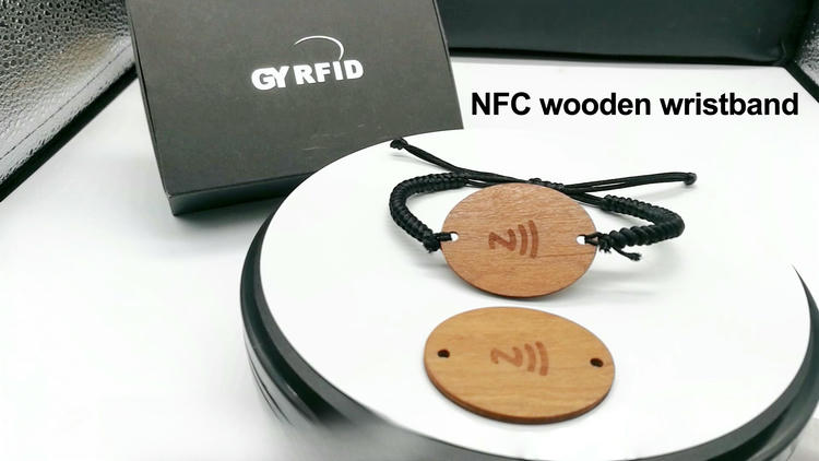 Imagem de Cartões de Olmo RFID para Brindes e Marcas com detalhes do chip para compradores que comparam soluções de Cartões de madeira.