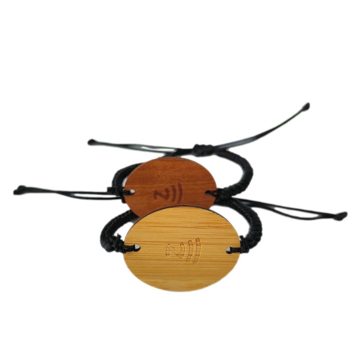 Cartões de olmo personalizados para RFID e brindes com perspectiva clara do acabamento natural da madeira.