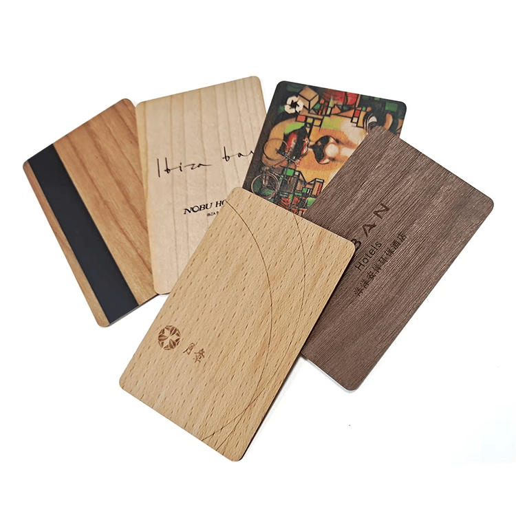 Cartões de visita em madeira gravada para identidade visual mostrados com detalhe do chip para compradores que comparam soluções de Cartões de Madeira.