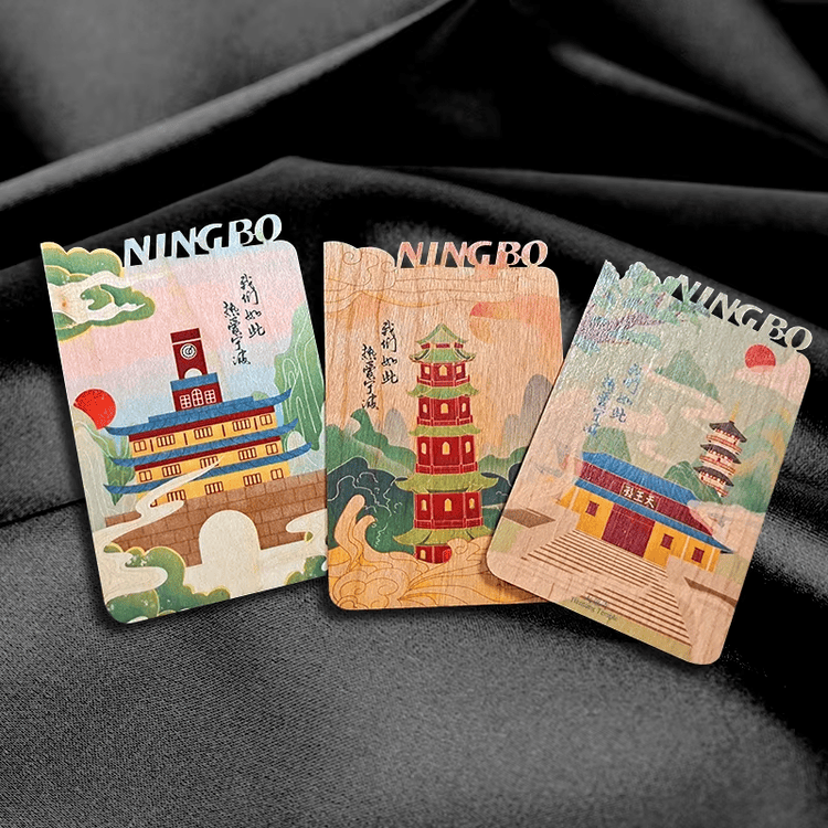 Cartões de visita em madeira gravada para identidade visual apresentados com foco no design em tamanho de carteira para projetos de Cartões de Madeira.