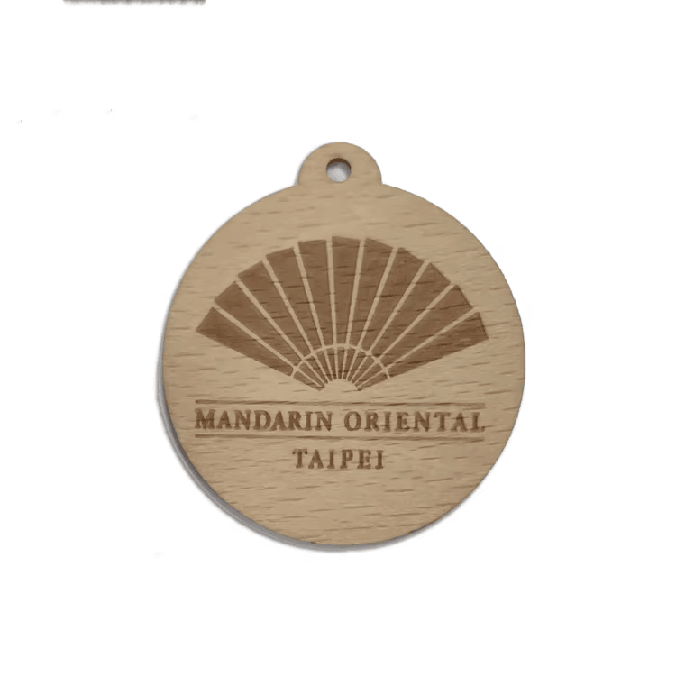 Cartões de madeira personalizados para bilhética de festivais, convites e promoções de marca.