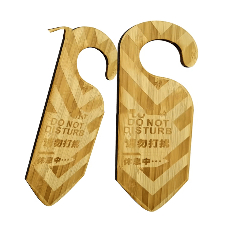 Esta imagem destaca design em formato de carteira em Cartões-presente de Madeira para Varejo Premium para aplicações de Cartões de madeira.
