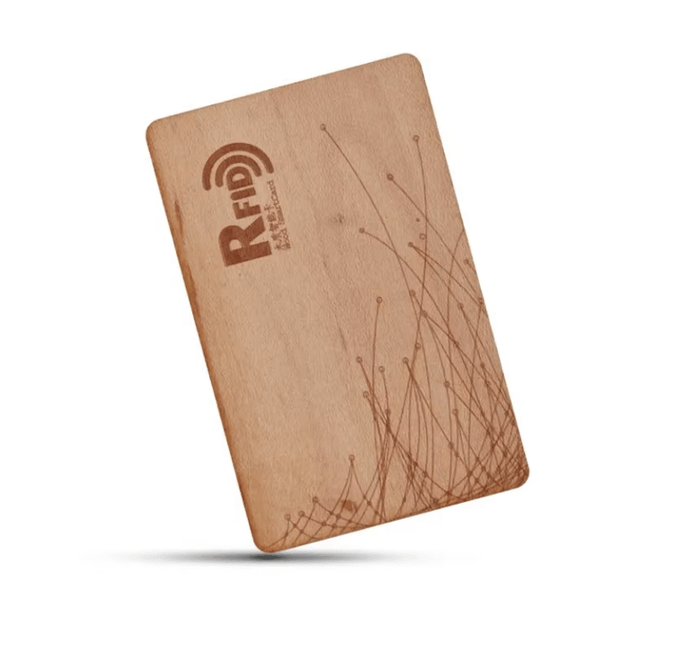 Cartões-presente NFC personalizados em bordo para marcas, apresentados em uma perspectiva lateral nítida para aplicações em Cartões de madeira.