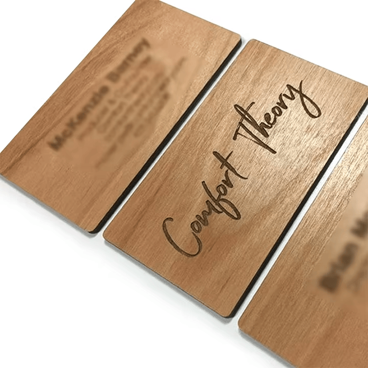 Cartões-presente RFID em madeira maple personalizados apresentados em formato de tamanho de carteira para aplicações em Cartões de madeira.