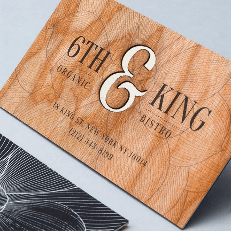 Foto de produto dos cartões NFC de madeira personalizados para eventos corporativos, mostrando o layout da antena na categoria de cartões de madeira.