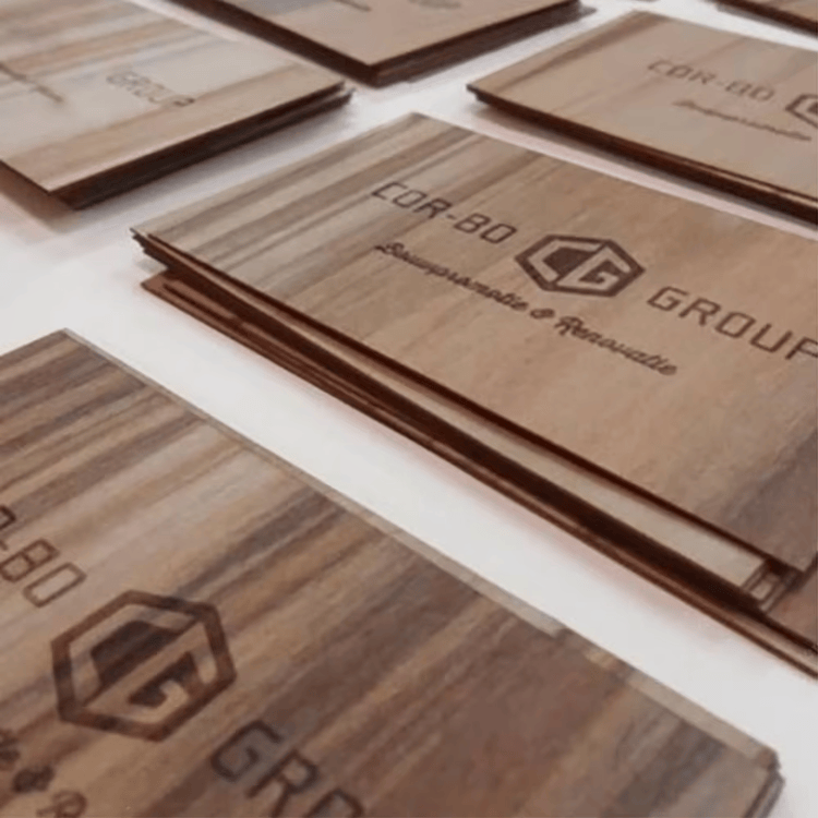 Cartões NFC de madeira personalizados para eventos corporativos, com destaque para a leitura sem contato em projetos de cartões de madeira.
