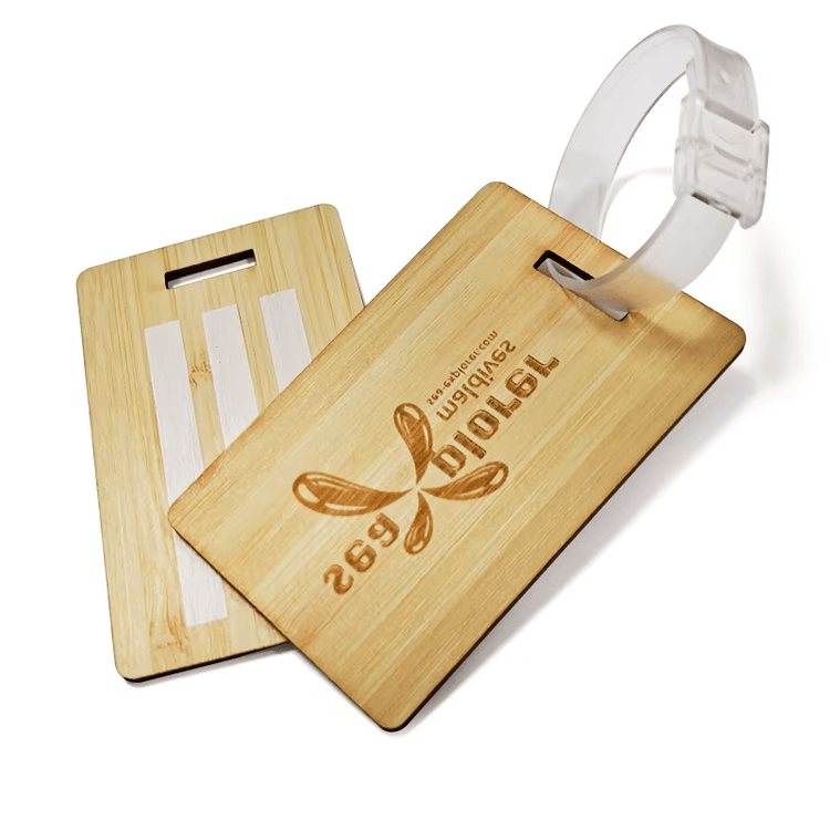 Cartões personalizados de carvalho para identidade visual premium com detalhe do chip na categoria Cartões de Madeira.