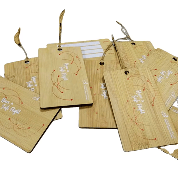 Imagem de Cartões de Carvalho com Marca Gravada a Laser com design em formato de carteira para compradores que comparam soluções de Cartões de madeira.