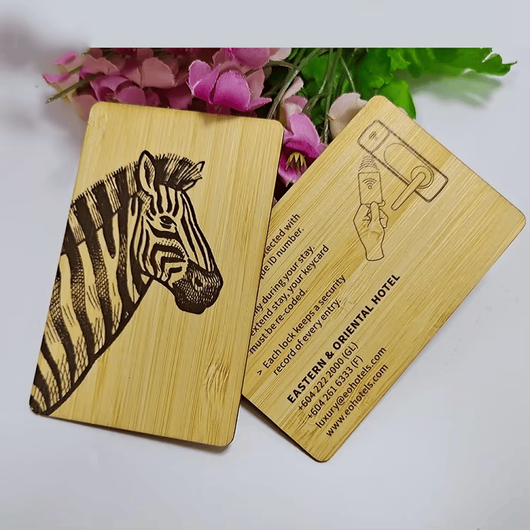Cartões de casamento em madeira personalizados com RFID opcional apresentados com leitura sem contato para compradores que comparam soluções de Cartões de Madeira.