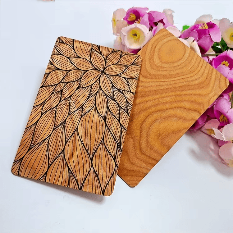 Acabamento do material em cartões de casamento em madeira personalizados com RFID opcional para aplicações de Cartões de Madeira.