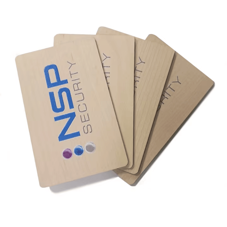 Cartões RFID de madeira gravados para eventos, mostrados com foco no layout da antena para aplicações de Cartões de madeira.