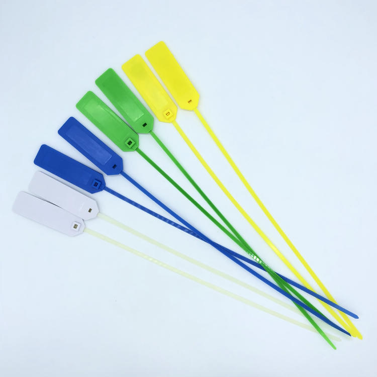 Etiquetas RFID variadas para lacre de cabos dispostas em formato de leque com tiras longas estendidas para mostrar várias opções de cores e cabeças de etiqueta.