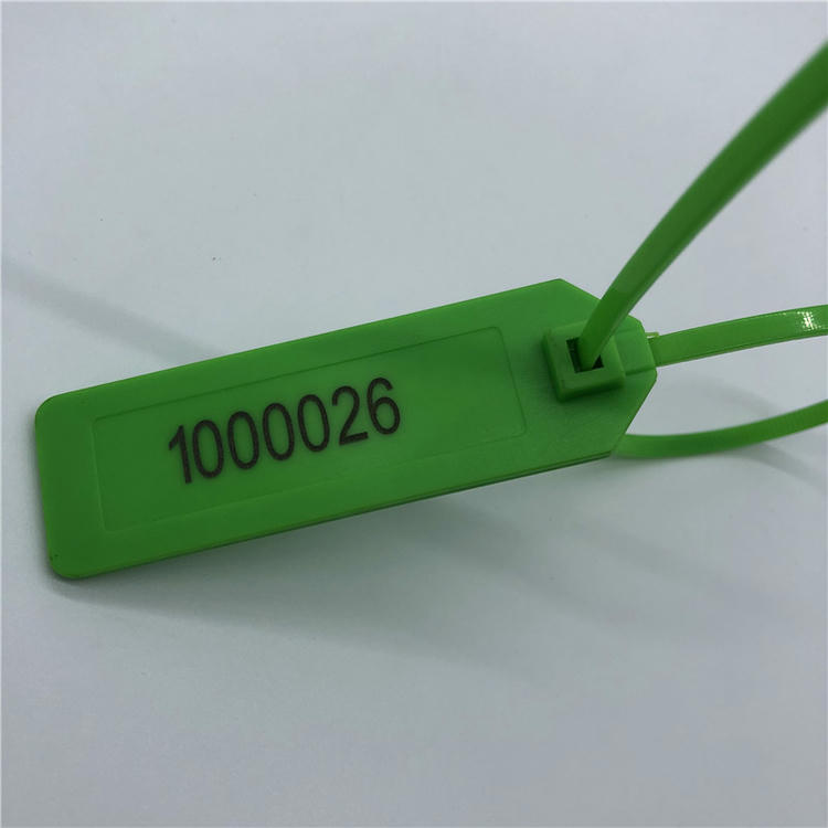 Detalhe do número de série, do mecanismo de bloqueio e da abraçadeira em uma tag RFID verde.
