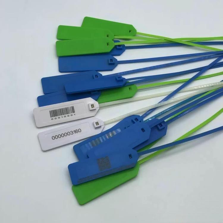 Tags RFID com lacre tipo abraçadeira empilhadas em azul verde e branco mostram exemplos de impressão de código de barras e número de série no painel da etiqueta para rastreabilidade.