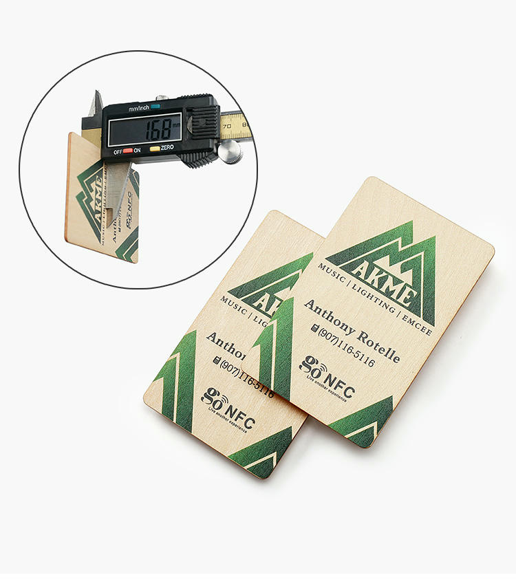 Ambos os lados dos cartões de faia podem ser gravados a laser com textos, logotipos ou padrões para um acabamento tátil premium.
