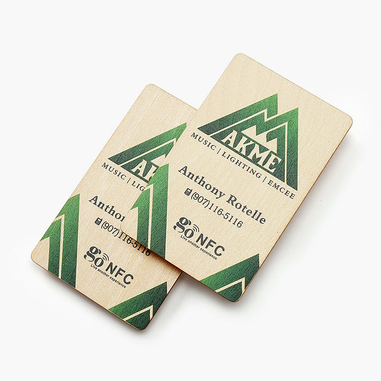 Uma coleção de cartões-presente ecológicos de madeira de faia destaca designs personalizados exclusivos e estética natural para eventos corporativos.