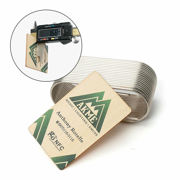 Cartões NFC personalizados de madeira de faia apresentam acabamento preciso e chips inteligentes integrados para necessidades modernas de networking digital.