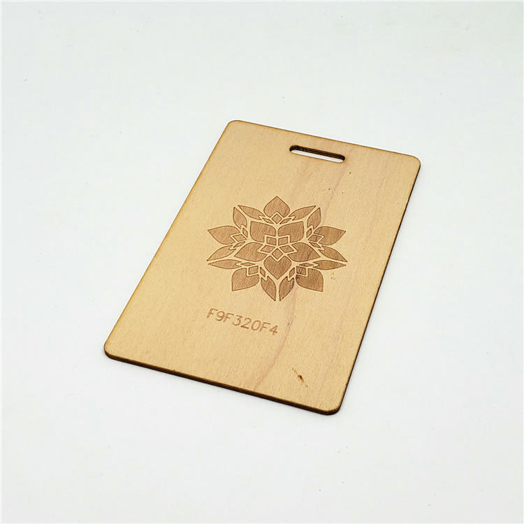 Cartões de bambu personalizados para brindes corporativos mostrados em detalhe para aplicações de Cartões de madeira.