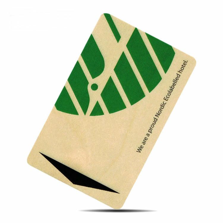 Foto de cartões de bambu personalizados para brindes, com demonstração de leitura sem contato na categoria Cartões de madeira.