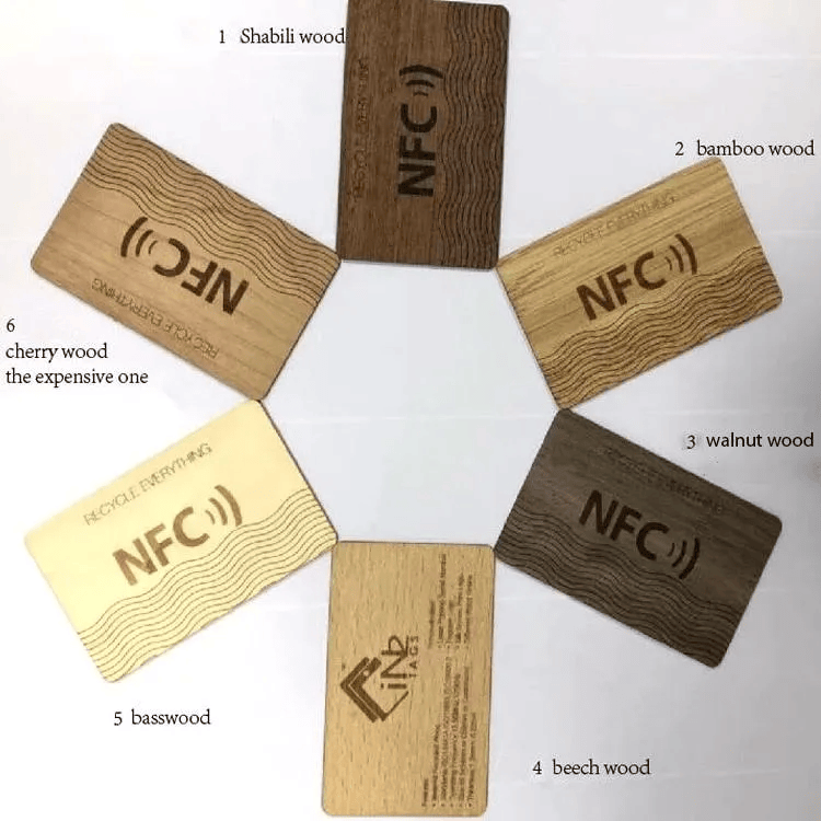 Cartões-presente de madeira gravados para check-in de convidados e projetos de credenciais para eventos.