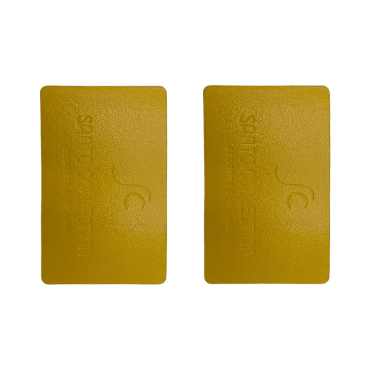 Vista detalhada de cartões NFC RFID em madeira personalizados para comparação de soluções de Cartões de Madeira.