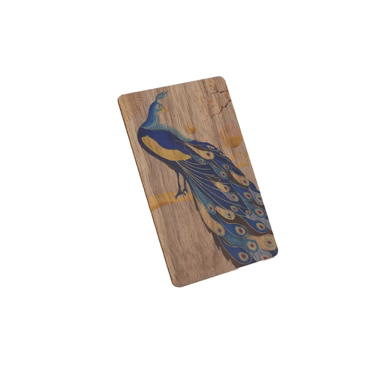 Imagem nítida de Cartões NFC de Madeira Personalizados para Marcas destacando leitura sem contato para aplicações de Cartões de madeira.
