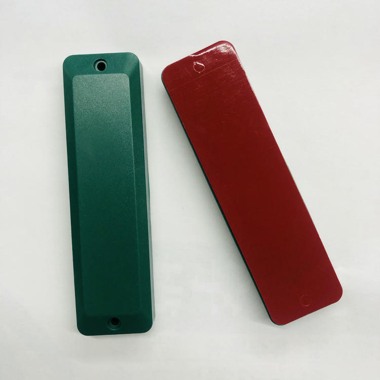 Tags RFID ABS para metal para rastreamento de ativos pesados com destaque para o layout da antena.