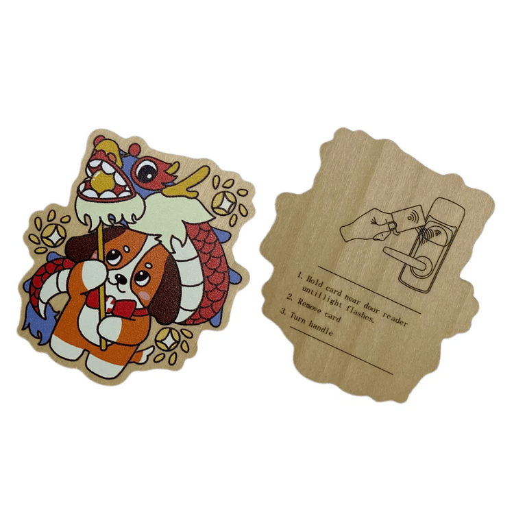 Cartões-presente NFC personalizados de madeira sapele podem receber gravação a laser com logotipos corporativos personalizados para uma identidade de marca exclusiva.
