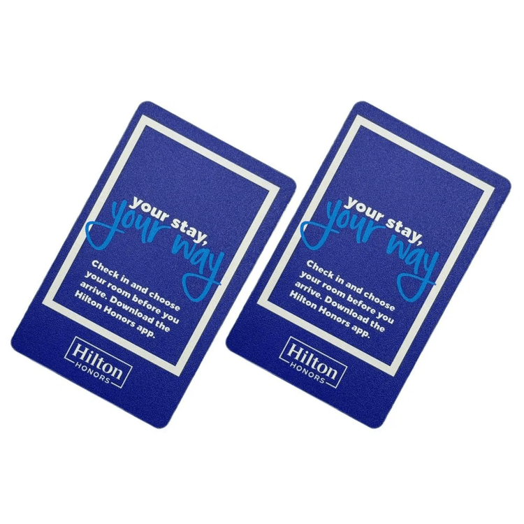 Imagem de Cartões RFID em Madeira de Cerejeira para Acesso e Marca com foco em detalhes do chip para projetos de Cartões de madeira.