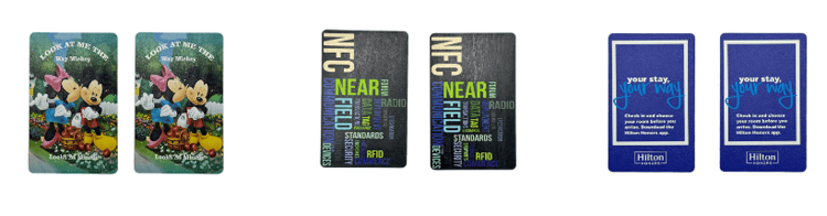 Cartões RFID personalizados em madeira de cerejeira para acesso premium, apresentados com detalhe do chip para comparação de soluções.