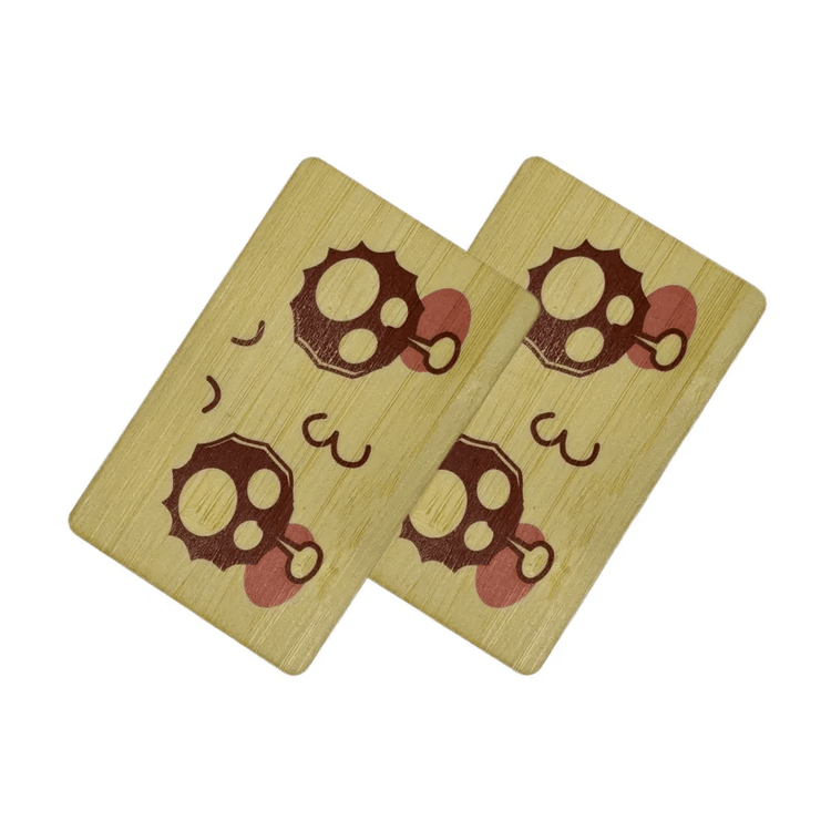 Esta imagem destaca detalhes do chip em Cartões RFID em Olmo para Hotéis e Brindes para aplicações de Cartões de madeira.