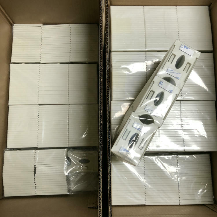 Detalhe da fita adesiva 3M no verso, desenvolvida para manter o suporte fixo durante o uso diário, vibrações e variações de temperatura.