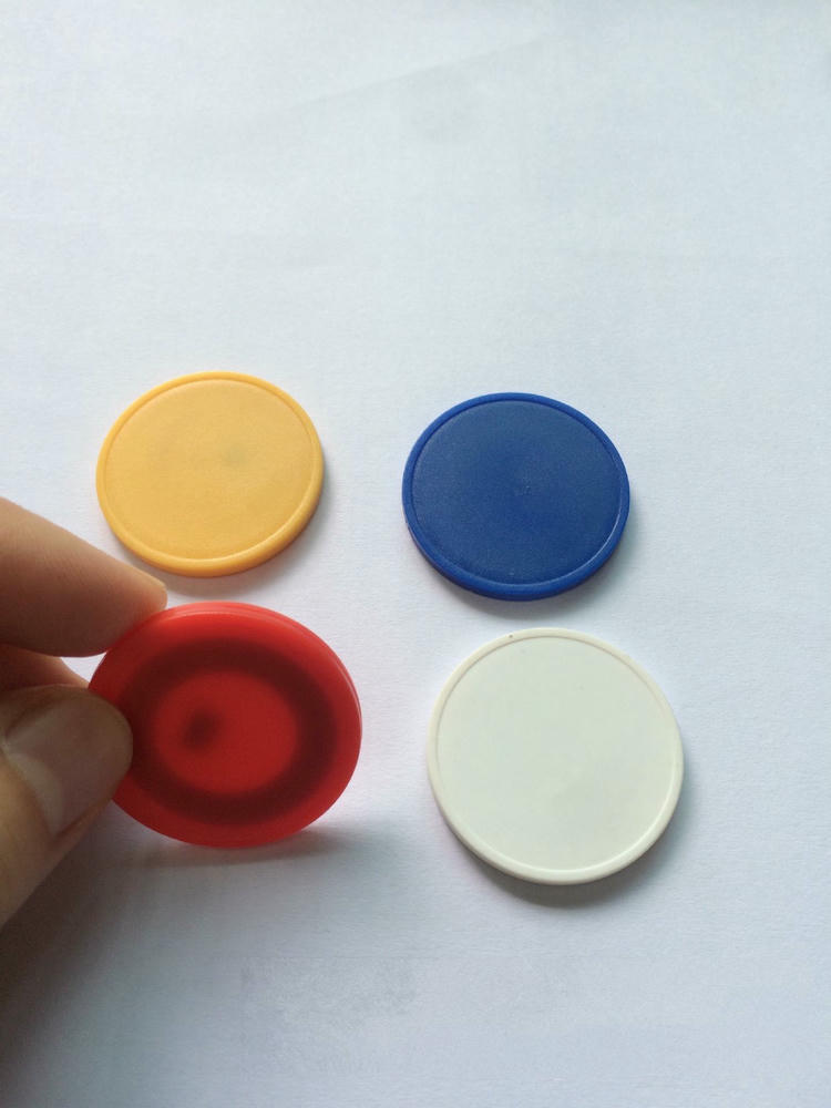 Tag RFID ABS25-3 submetida a um teste de impacto para demonstrar sua resistência em ambientes industriais exigentes.