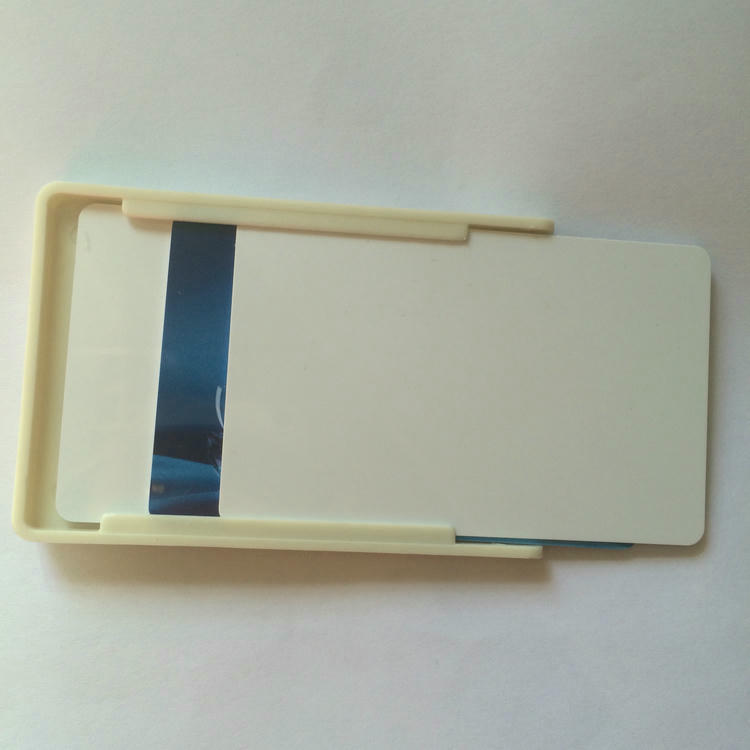 Conjunto de suportes plásticos autoadesivos preparado para instalações em larga escala em sistemas de gestão de pessoal ou veículos.