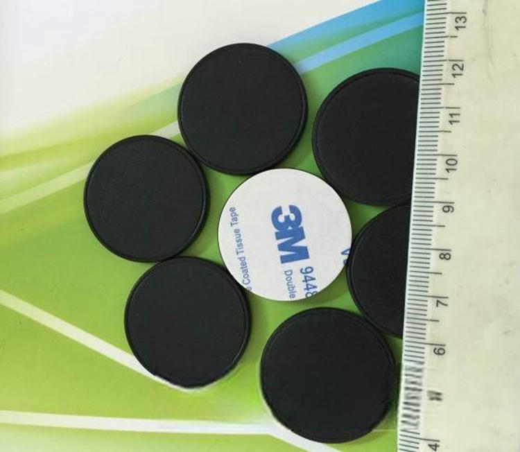 Conjunto de cinco tags RFID em cores diferentes, demonstrando opções para identificar distintas zonas de patrulha.