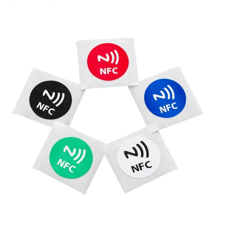 Acabamento do material em etiquetas HF RFID para soluções de rastreamento.
