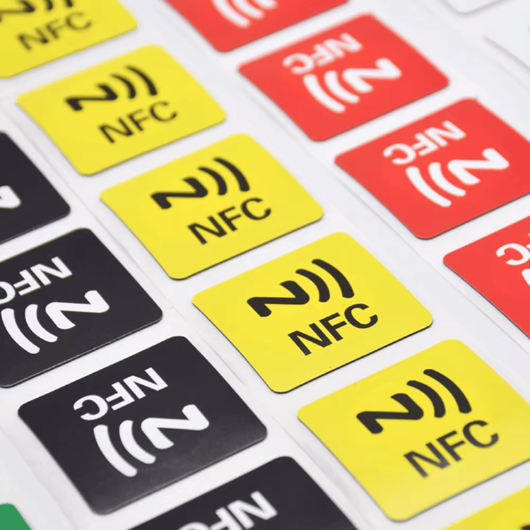 Design compacto de etiqueta HF RFID para identificação NFC e embalagens inteligentes.
