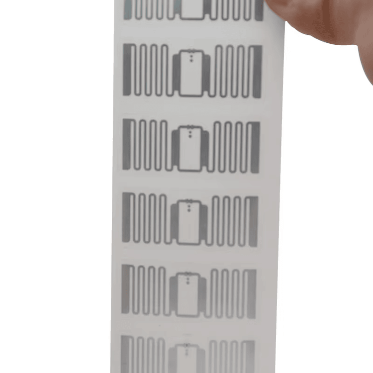Etiqueta RFID UHF para projetos de conversão em bibliotecas, apresentada em aplicação industrial.