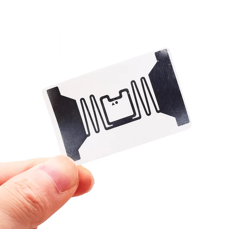 Etiquetas RFID UHF imprimíveis para prateleiras de varejo apresentadas com detalhe nítido do chip para aplicações com etiquetas UHF RFID.