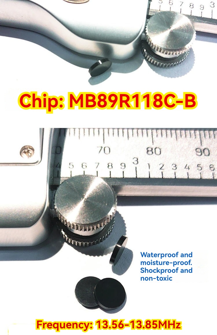 Imagem detalhada da microtag RFID compacta em PPS, mostrando o chip MB89R118C-B, a frequência de 13,56 a 13,85 MHz e características de resistência à umidade e material não tóxico.