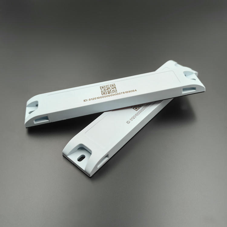 Imagem de Tag RFID ABS para Ativos Metálicos Industriais com instalação em superfície metálica para compradores que comparam soluções de Tags RFID ABS para metal.
