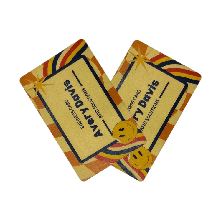Cartões RFID personalizados em madeira de olmo para acesso e brindes exibidos com foco em comparação de produto para projetos de cartões de madeira.