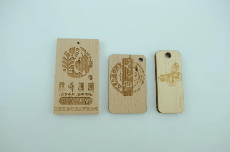 Imagem de cartões personalizados de carvalho para marcas premium com vista traseira em aplicações de Cartões de madeira.