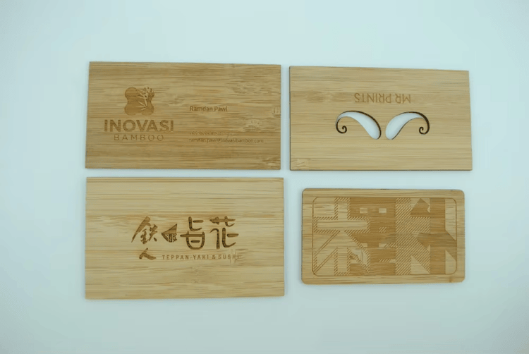 Cartões personalizados de carvalho para identidade visual premium apresentados com vista detalhada para compradores que comparam soluções de Cartões de madeira.
