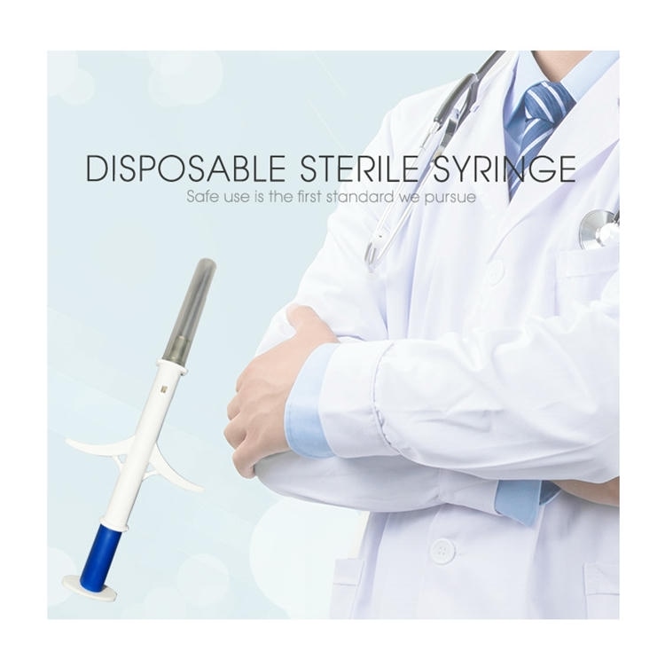 Imagem promocional de uma seringa injetora descartável e esterilizada para implantação veterinária de microchips RFID em animais.